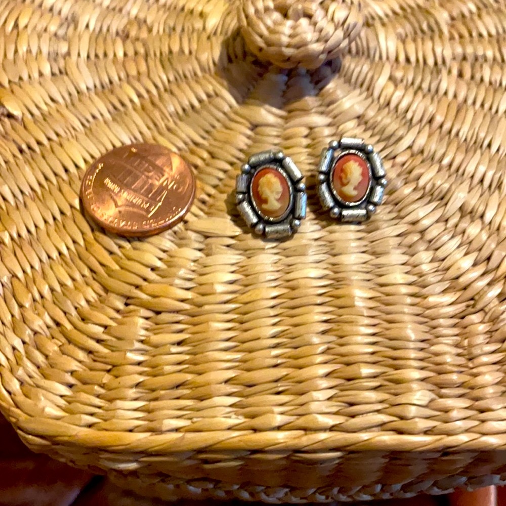Cameo Post Earrings - Cameo Jewelry - Accessories - Picture 3 of 3